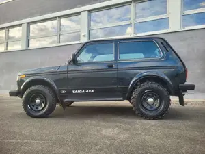 Lada Taiga 4x4 EURO 6-AHK-ABS-8 Fach Bereift !