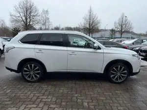Mitsubishi Outlander Diamant 4WD AHK°1-HAND°RFK°NAVI°TLEDER Bild 5