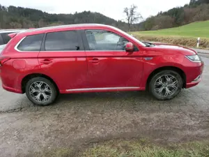 Mitsubishi Outlander Outlander Plug-In Hybrid 2.4 4WD Plug-In Hybrid Top SD AHK NR sehr guter Zustan Bild 4
