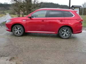 Mitsubishi Outlander Outlander Plug-In Hybrid 2.4 4WD Plug-In Hybrid Top SD AHK NR sehr guter Zustan Bild 3