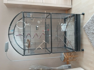 Vogelvoliere von Montana mit diversem Zubehör