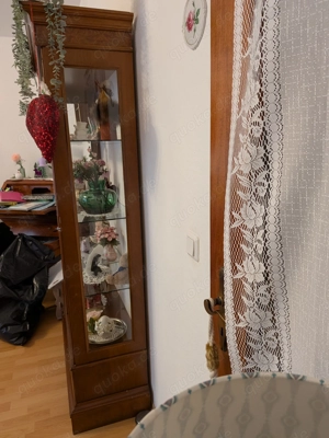 Glasvitrine mit Kirschbaumholz