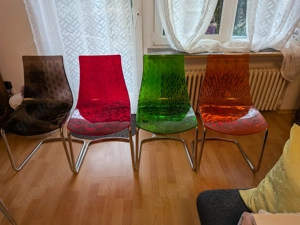 Glastisch mit 4 Acrylglas-stühlen 