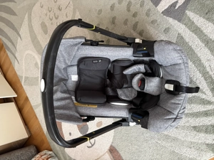 Babyschale und Wagen in einem 