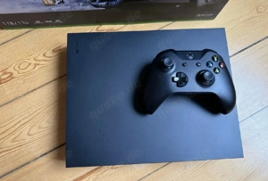 Xbox One X 1TB Konsole in schwarz.