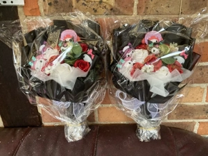 Hello Kitty Blumenstrauß mit Rosen