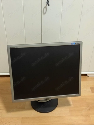 Samsung 20  Monitor   VGA, VESA-kompatibel & stabiler Standfuß