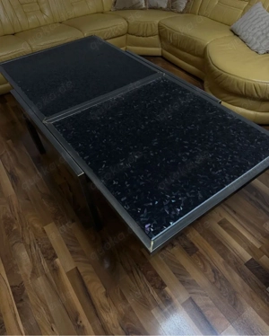Ausziehbarer Couchtisch Metall mit schwarzer Glasplatte 