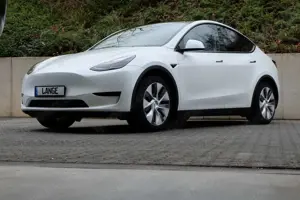 Tesla Model Y RWD, Autopilot 3, AHK, 8 fach bereift 1a Zustand !