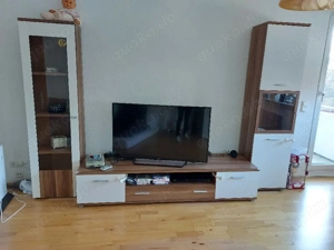 Wohnwand mit schränken und Regalen 