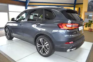BMW X5 xDrive 30 d XENON / NAVI / LEDER / R-KAM /PDC Bild 3