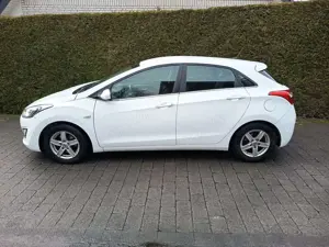 Hyundai i30 weiß 1.6 CRDi YES!