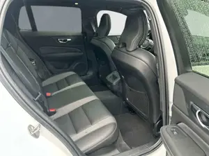Volvo V60 B4 Benzin Plus Dark 19'' AHK Panorama LED Harman 3 Bild 5