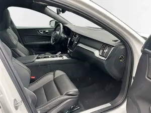 Volvo V60 B4 Benzin Plus Dark 19'' AHK Panorama LED Harman 3 Bild 3