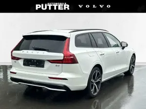 Volvo V60 B4 Benzin Plus Dark 19'' AHK Panorama LED Harman 3 Bild 2