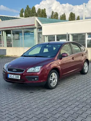 Ford Focus 1.6 GHIA / Super Ausstattung  AHK  wenig KM