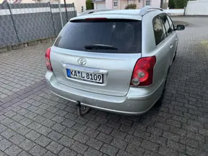 Toyota Avensis 2.0 VVT-i Combi Sol Bild 4
