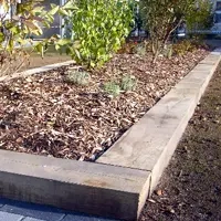 Bahnschwellen aus Eichenholz frisch geschnitten und unbehandelt