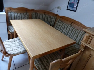 Eckbank mit Tisch und zwei Stühle