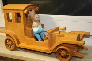 Osterdeko, großer Oldtimer mit Hase