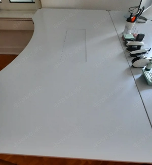 Zu verschenken sind 4 moderne Schreibtische für Selbstabholer