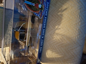 Zum Verkauf steht ein GreenLight Collectibles GMC Sierra Grande im Maßstab 1:18. 