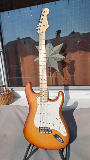 Fender Exclusive Am Strat MN STN HNYB, Locking-Tuner, Gigbag - Rechnung von 08 2025