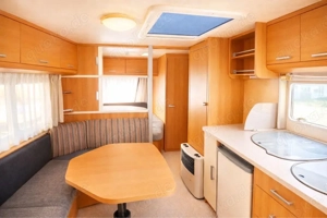 Familienfreundlicher Wohnanhänger zum Vermieten Mieten Wohnwagen Wohnmobil Camper Hochbett Stockbett