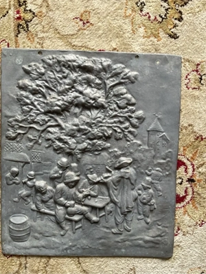 Dekorative Metallplatte mit Baum-Relief