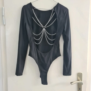 Body mit Ketten am Rücken