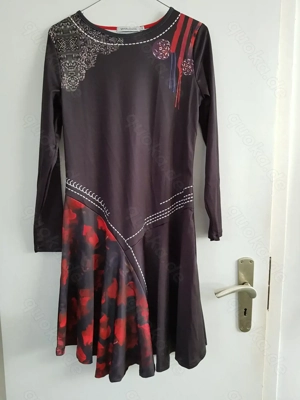 längärmeliges Kleid