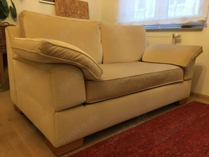Bequemes Zwei-Sitzer-Sofa