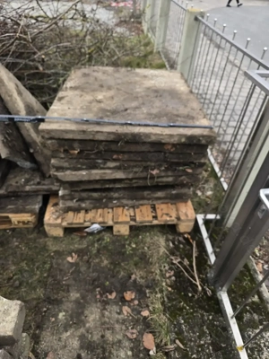 Graue Betonnplatten zu verschenken