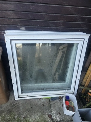 Verkaufe hier 2 weiße Fenster mit Doppelverglasung.