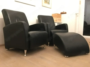 Zwei Ledersessel mit Fußhocker - bequem und elegant