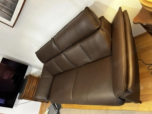 Elektrisch ausfahrbares braunes Leder-Zweisitzer-Sofa