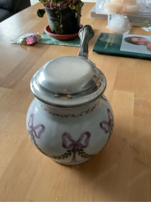 Keramikkrug mit Zinndeckel und Schmetterlingsmotiv