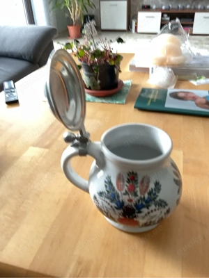 Bierkrug mit Zinndeckel und Blumenmuster