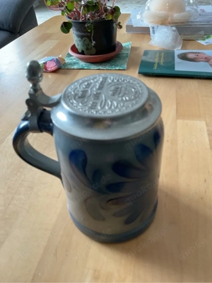 Traditioneller Bierkrug mit Zinndeckel blau-grau