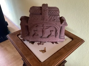 Antike Sandsteinskulptur, gotisch, christliche Darstellung.