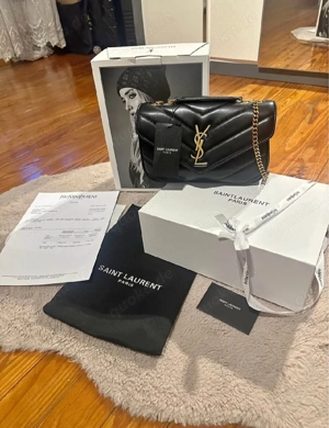 Kettenhandtasche aus Schaffell mit ikonischer Chevron-Steppung.