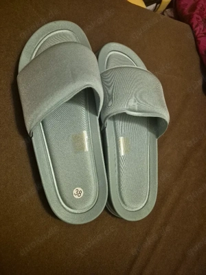 der schlappen shuhe ist neu 