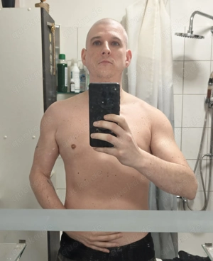 Welcher Kerl ist gerade Horny und in der Nähe? Schön gegenseitig Wichsen bis wir geil abspritzen?