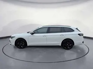 Volkswagen Passat Variant 2.0 TDI SCR 4Motion DSG R-Line Bild 3