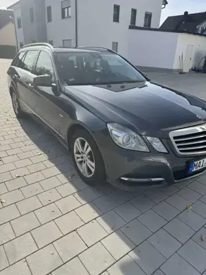 Mercedes-Benz E 300 T CDI DPF BlueEFFICIENCY 7G-TRONIC Bild 2