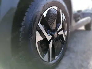 Peugeot 2008 1.2 PureTech 100 Allure LED PDC KlimaA Bild 4