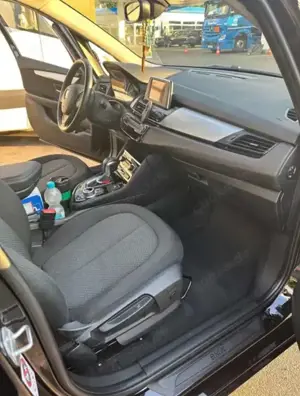 BMW 218 218 d Advantage Bild 2