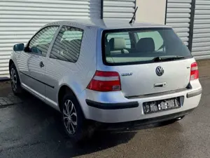 Volkswagen Golf 1.6 Automatik-Kamera-Scheckheft-Klima-91TKM
