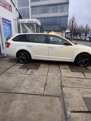 Skoda Octavia Octavia III Combi Diesel Combi 2.0 (Green tec) RS Bild 3