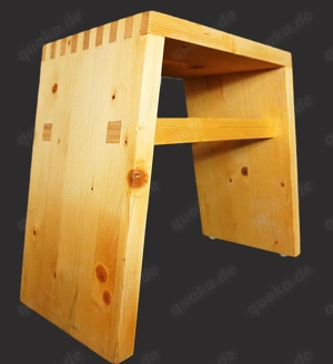 Hellholz-Hocker   Antritt, massiv, stabile konische Form